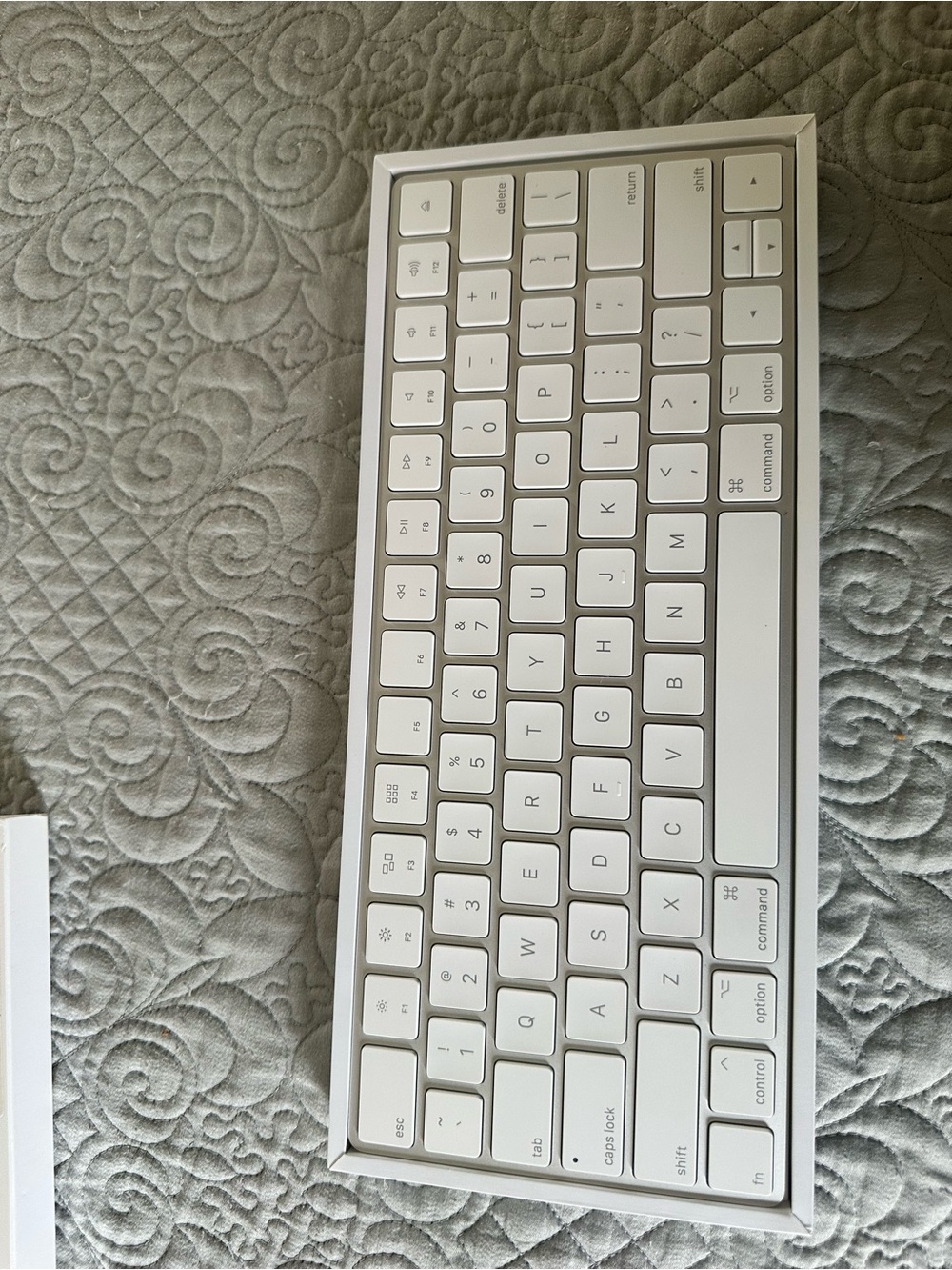Apple magic White Wireless Bluetooth Compact Keyboard